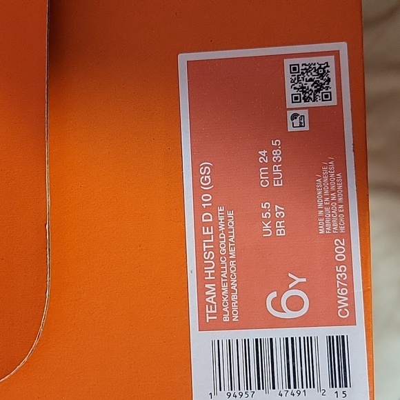 Nike Black, White, and Gold Athletic Shoes Brand New - Picture 7 of 7